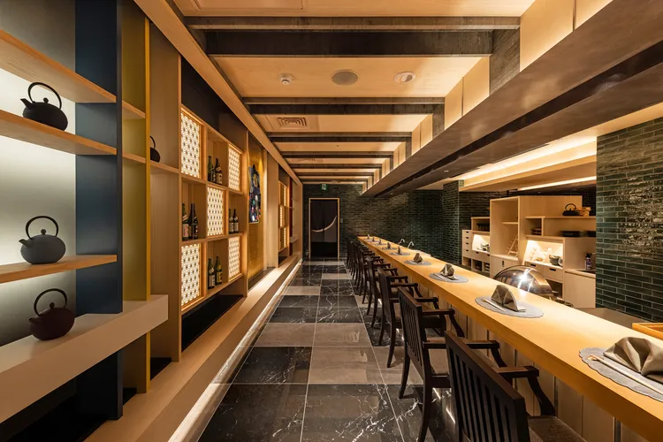 HAYASE日本料理餐廳割烹用餐區，可近距離與主廚團隊互動，在用餐的同時可一面欣賞如藝術般的廚藝技巧。業者提供