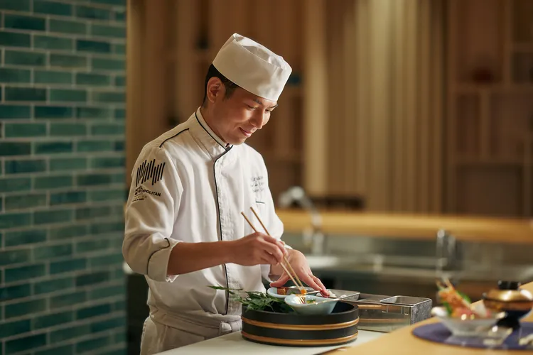 HAYASE日本料理的日籍料理長郡司行雄Yukio Gunji以近三十年的料理歷練，透過會席料理的手法，展現鰻魚的多重面貌。業者提供