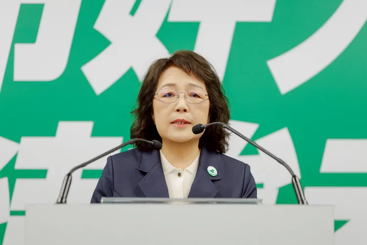 澎湖縣長陳光復因不幸發生意外正住院休養，妻子吳淑瑾接棒參選。民進黨提供