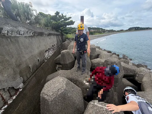 高雄八旬老婦西子灣晨泳遭浪捲走！搜救人員「神反應」一把揪回