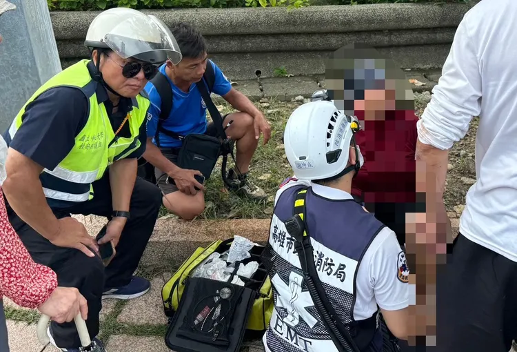 救援人員在消波塊縫隙中找到受困老婦。翻攝畫面