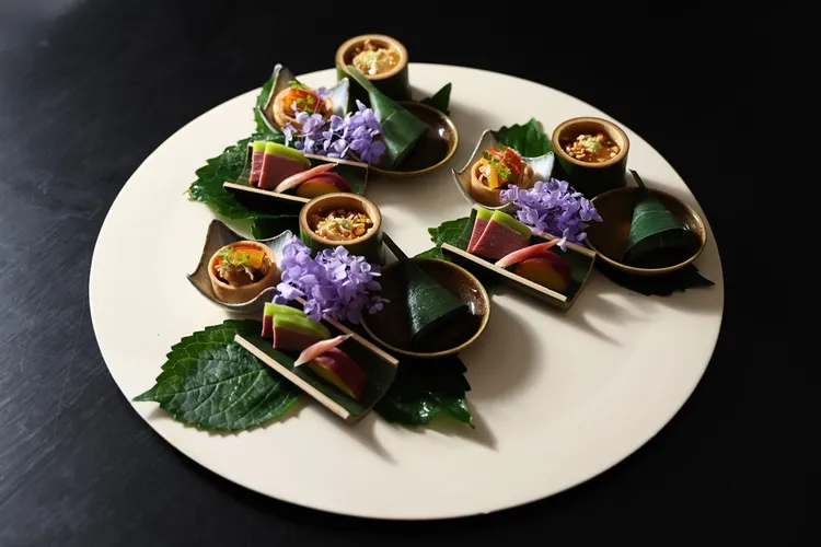 八寸  勾玉豆腐、南蠻漬旬魚彩椒塔、新綠合鴨、牛蒡湯葉木之芽燒、丸十檸檬煮、竹筴魚笹卷壽司。業者提供