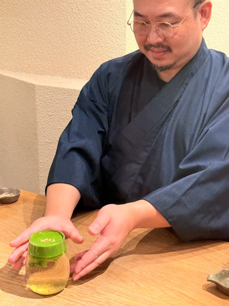 台灣辻利茶舗總經理內田翔太郎教學抹茶手作體驗。陳揚盛攝