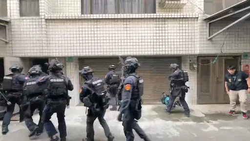 竄改來電跨境詐騙海外華人！受害人數逾30名　南打警方攻堅逮11嫌