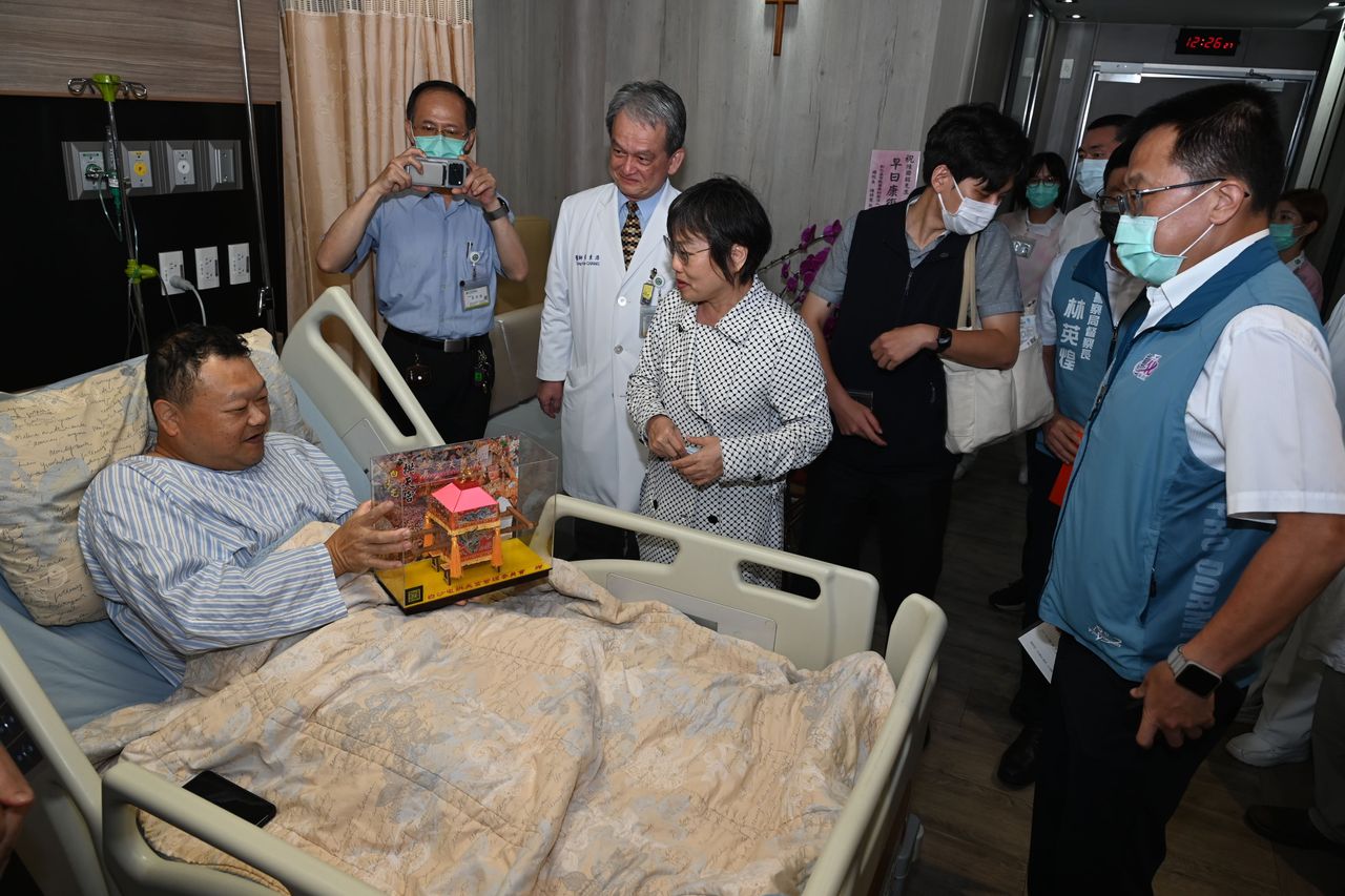 彰化警所長遭毒駕男輾腳骨折 劉世芳帶「粉紅超跑」探視