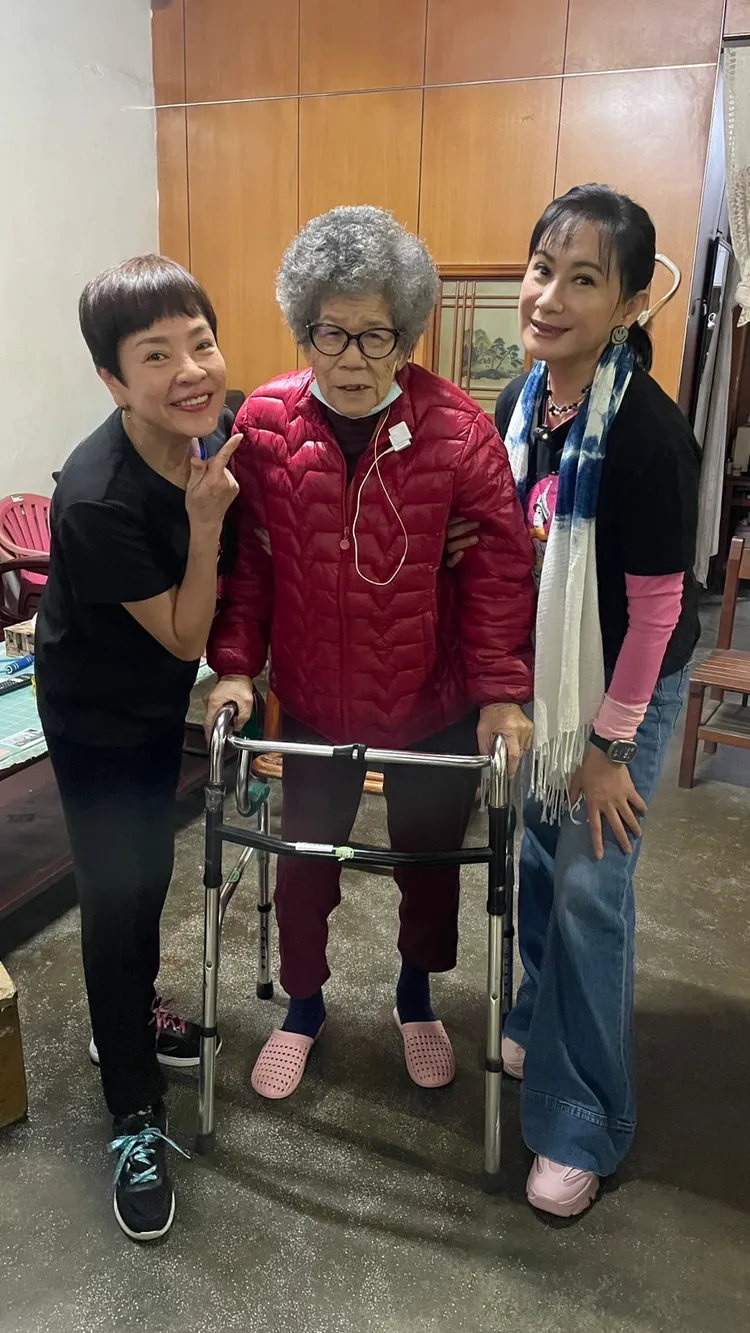 陳亞蘭探視來春阿嬤。生命協會提供