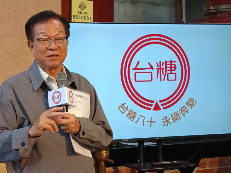 今年是台糖公司成立80週年，台糖今舉辦「金牌黑砂糖燒酎X台糖嫰‧雪花肉」聯名發表記者會，由台糖董事長吳明昌主持。許麗珍攝