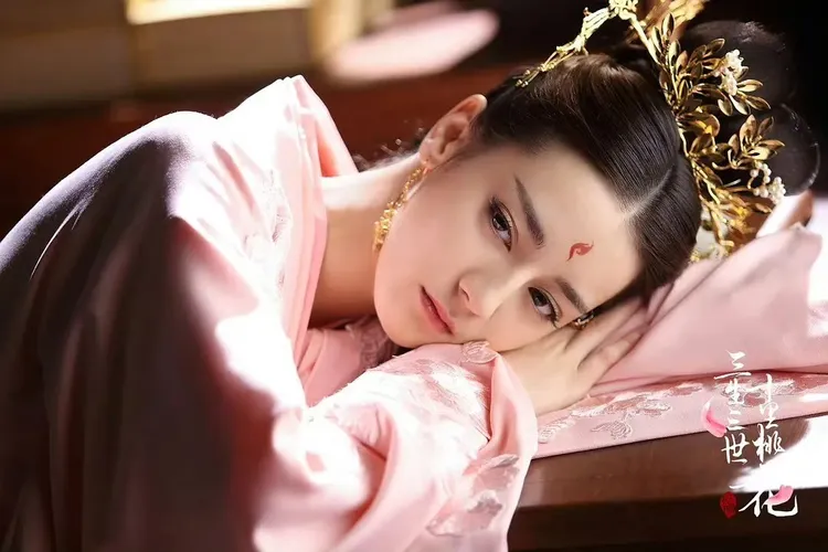 楊冪當時安排迪麗熱巴演出《三生三世十里桃花》走紅。翻攝自微博