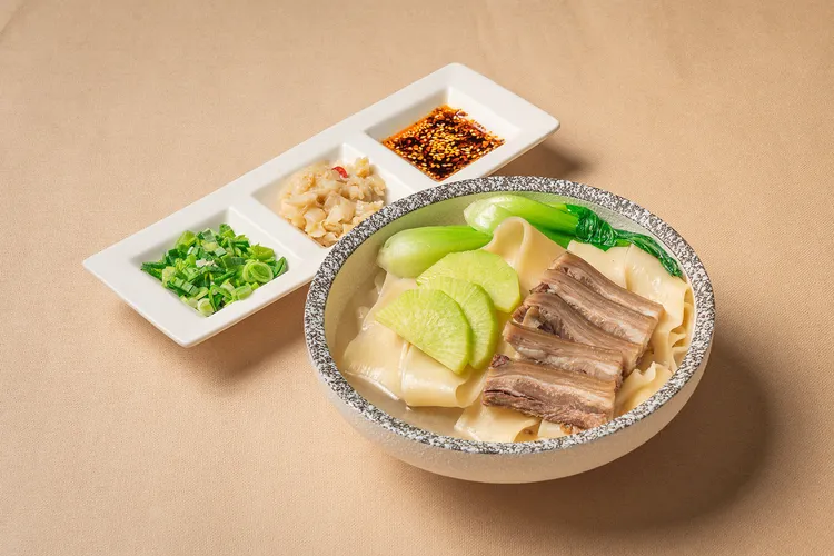 「汴梁羊肉燴麵」以羊骨與羊肉長時間熬製湯底，搭配手工扯麵及慢燉羊腩肉，湯濃麵Q，展現北方麵食特色。板橋凱撒大飯店提供