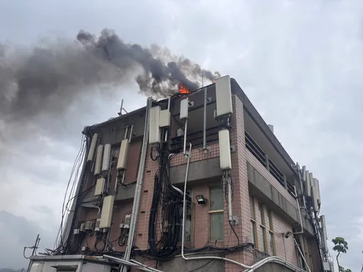 台中社區大樓頂樓基地台起火　路人急報案！雲梯車也出動