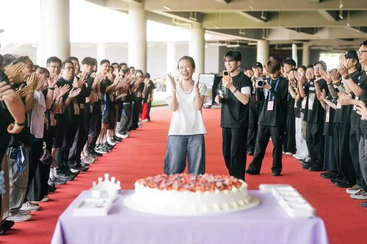 團隊為Summer唱生日快樂歌。喜鵲娛樂提供