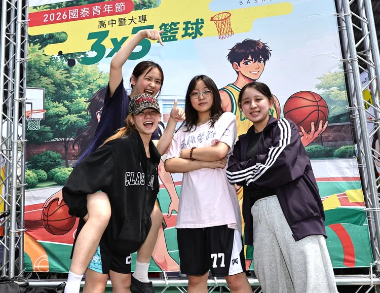 大專女子組「是你不隊」享受比賽氛圍，笑稱自己是「顏值開心路線」。（圖/國泰金控提供）