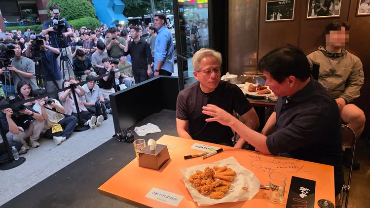 崔泰源與黃仁勳交談。翻攝X