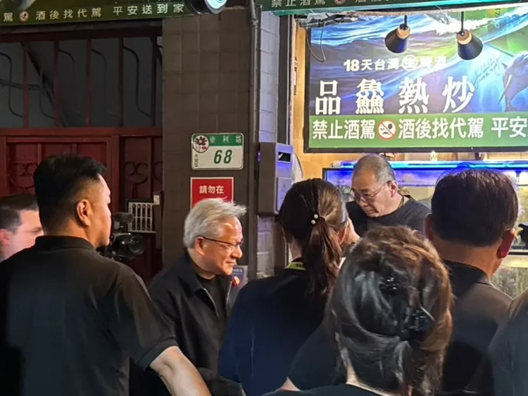 輝達執行長黃仁勳一到場，現場隨即發出歡呼聲。呂承哲攝