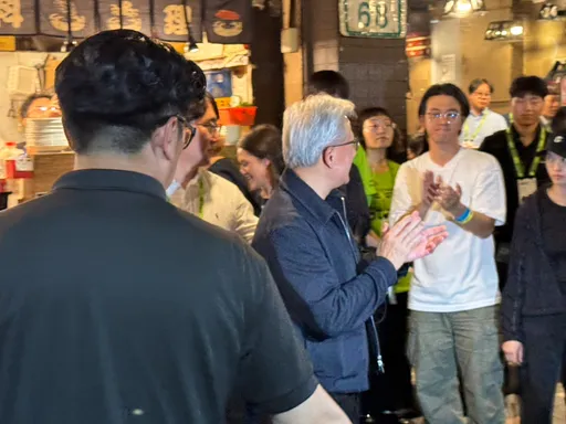 黃仁勳韓國伙伴之夜登場！雙方齊聚熱炒店　台韓炸雞配燒酒拚AI結盟