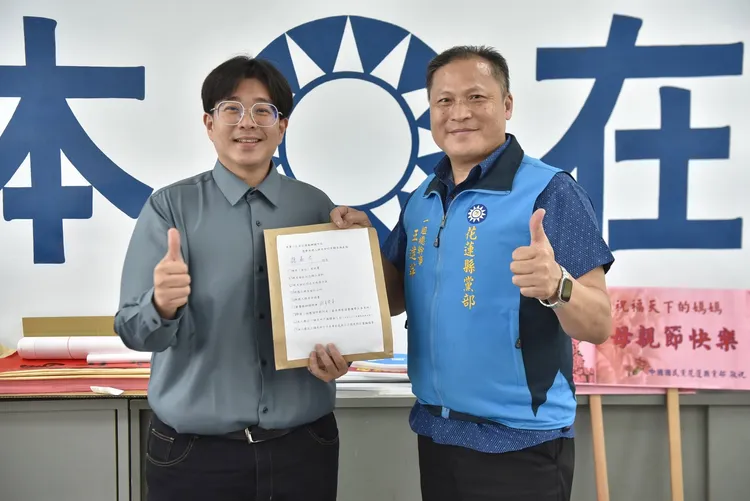 國民黨花蓮市長魏嘉彥（左）4月到花蓮縣黨部登記參選連任下屆花蓮市長。圖取自魏嘉彥臉書