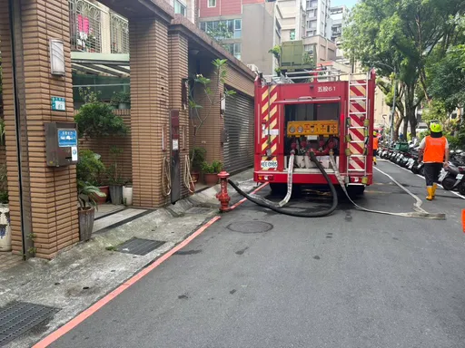 蘆洲17層建案驚傳火警！　濃煙狂竄高空5工人急撤逃生