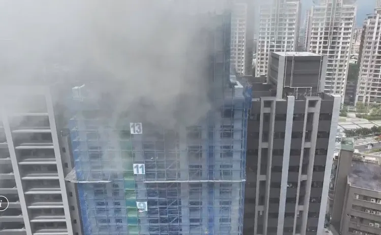 5名工人在消防人員引導下順利撤離至安全地點，均意識清醒無外傷。翻攝畫面