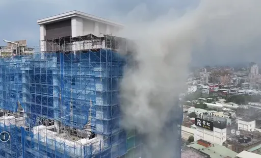 蘆洲17層建案驚傳火警！濃煙狂竄雲梯車高空搶救畫面曝　5工人急撤脫困