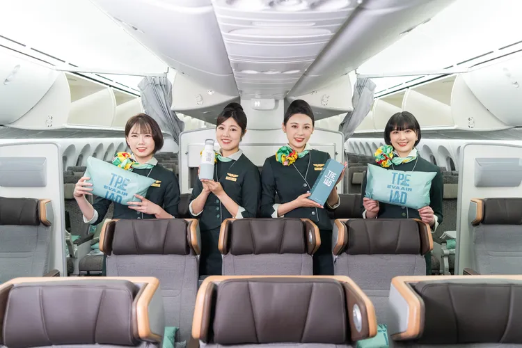 華盛頓首航旅客可獲HYDY保溫水瓶，還可將機上首航限定小抱帶回家。長榮航空提供