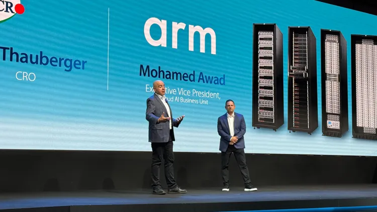美超微（Supermicro）創辦人暨執行長梁見後與Arm雲端AI執行副總裁Mohamed Awad。呂承哲攝