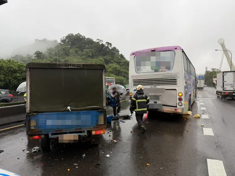 小貨車追撞客運。翻攝畫面