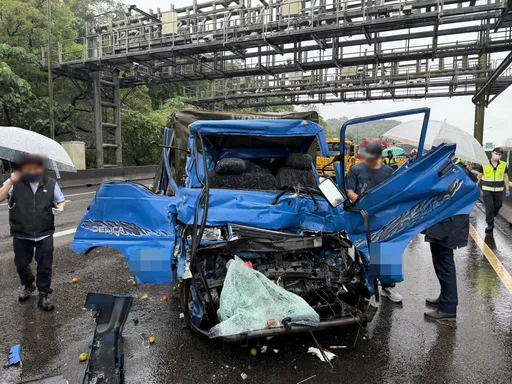 疑暴雨釀國道多起車禍！國1汐止段小貨車追撞客運1人命危