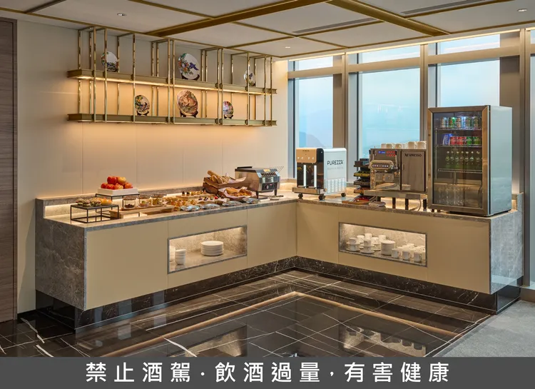 貴賓軒行政酒廊全天候供應精緻飲品與小點，晚間提供廣受好評的Happy Hour微醺時光，供應全自助餐點、現點主餐、各式紅白酒、DIY調酒一應俱全。台北漢來大飯店提供