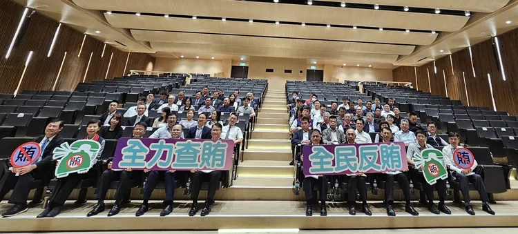 北檢檢察長王俊力與所有參加選舉查察期前策略研討的調警廉等單位高喊「全力查賄、全民反賄」。北檢提供