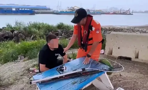 失聯移工又遭通緝！下罟子漁港垂釣被查獲　全靠海巡這口流利越南語
