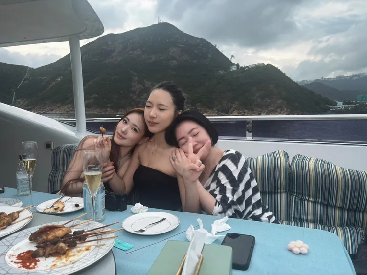 小S（右起）和大女兒Elly、二女兒Lily到香港旅遊，小女兒許老三還沒放暑假，乖乖留在台北上課。翻攝小S小紅書