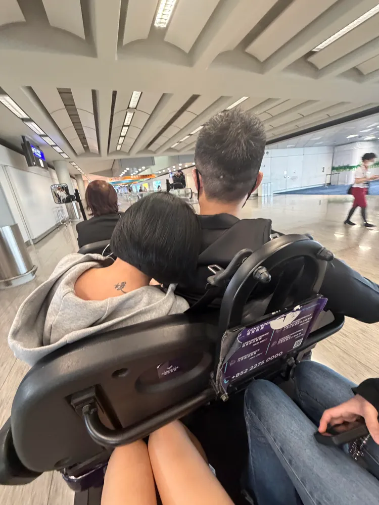 小S搭機場電動車也要黏著Mike。翻攝小S小紅書