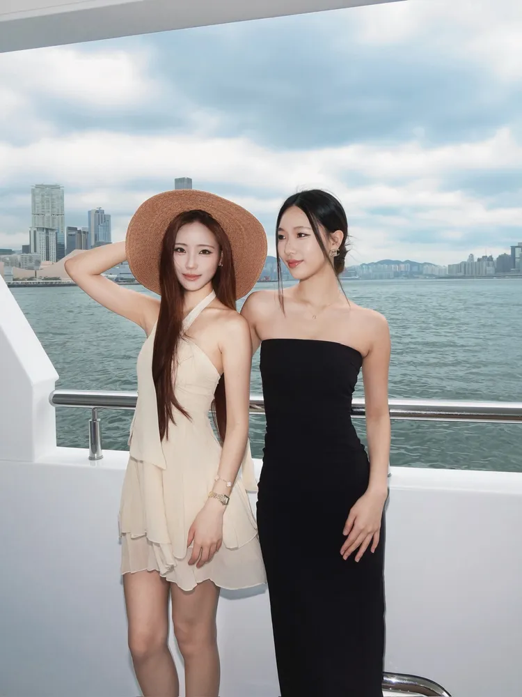 Lily（左）和Elly拍時尚美照。翻攝Lily IG