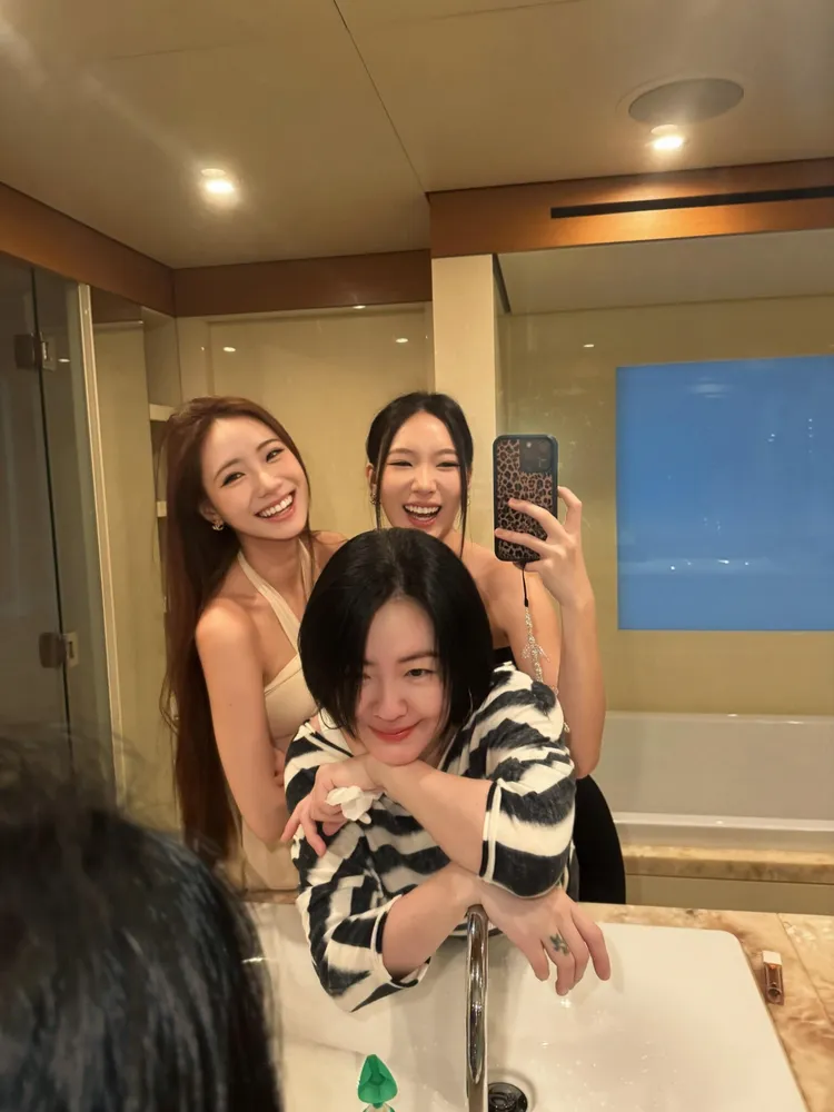 小S和兩個女兒對鏡子拍照。翻攝小S小紅書