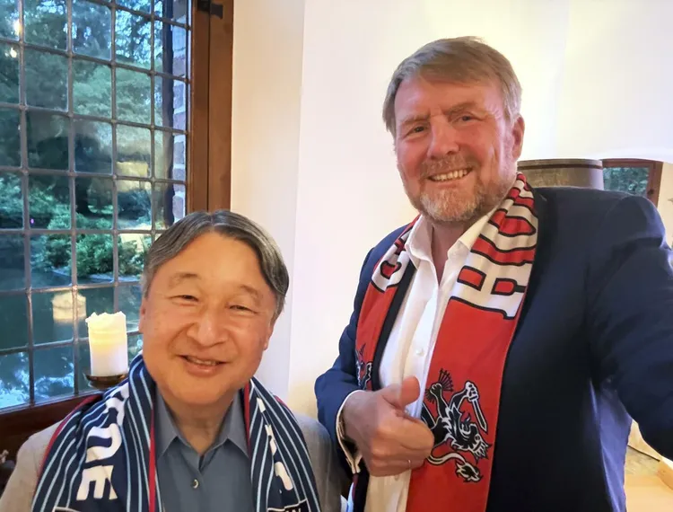 日本天皇與荷蘭國王自拍。翻攝IG