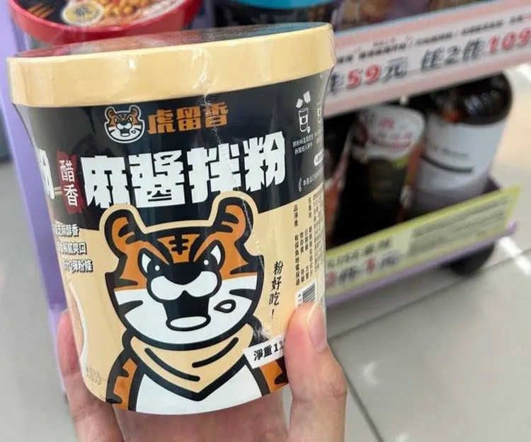 深夜肚子餓不用等外送，熱水沖泡幾分鐘就能享受接近現煮的濃郁湯頭，「一口虎留香，整碗都喝光」。