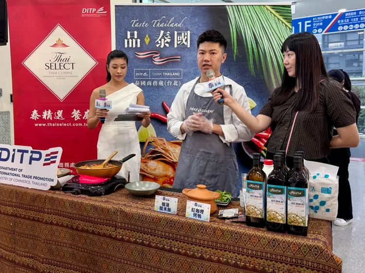 名廚宋宇承現場示範如何利用家樂福食材做出經典泰菜。莊偉祺攝