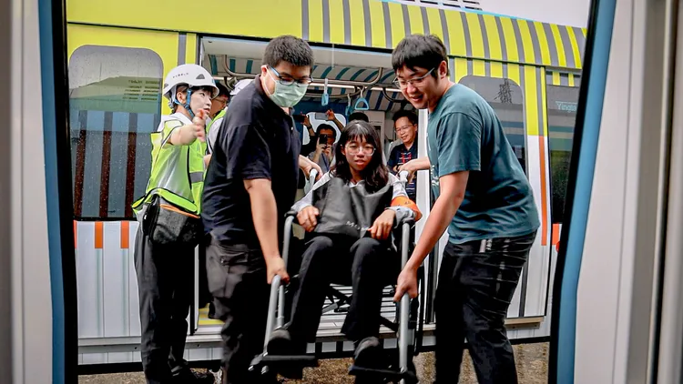 模擬協助乘客移至救援車。捷運局提供