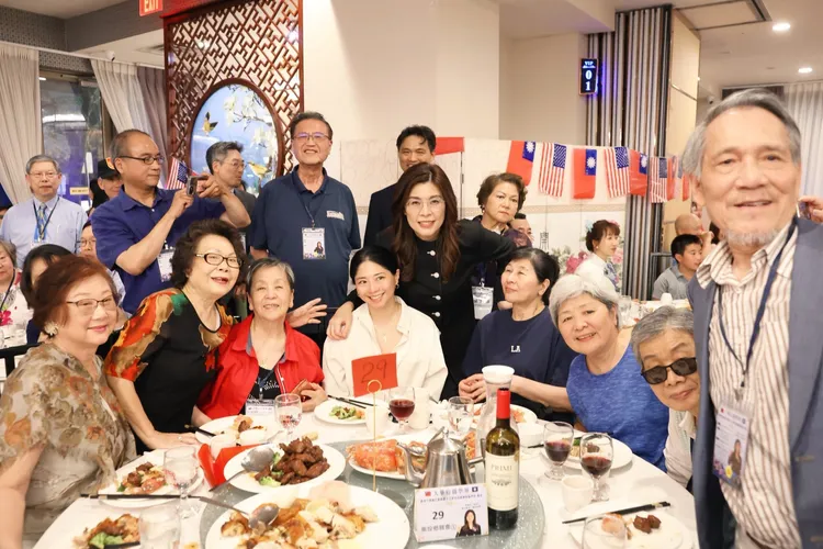 國民黨主席鄭麗文日前參加華府的僑宴，並與支持者們合影。鄭麗文臉書