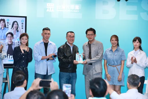 李四川聯合後援會成立！黃國昌送新書　民眾黨小雞送「黃仁勳皮衣」加持