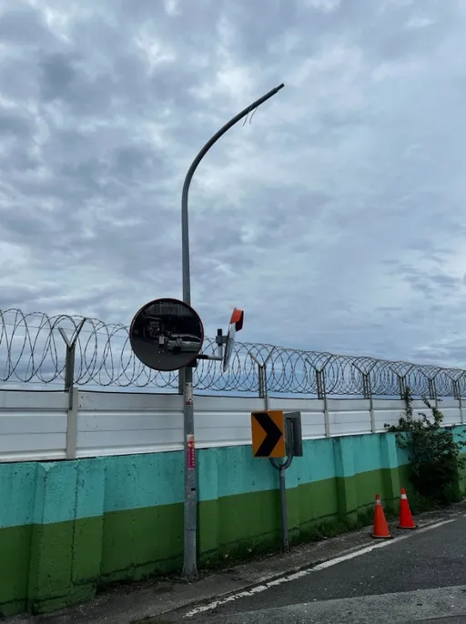 花蓮F16戰機「這原因」撞擊基地外路燈　燈罩掉落損民車 