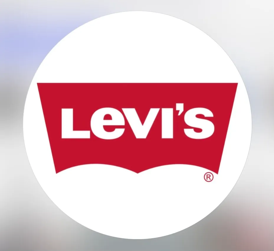 Levi’s®經典的「Batwing Logo」，靈感源自於品牌牛仔褲後口袋上的「鷹翅弧線」縫線。翻攝Levi’s® IG