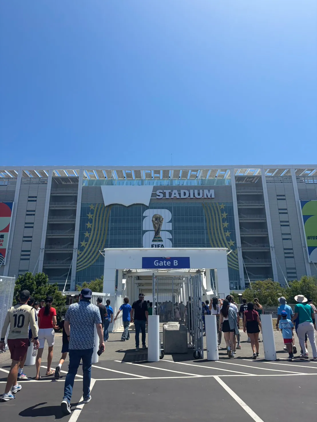 利惠體育場館上方巨大的Levi's標誌被FIFA用白布遮擋。品牌提供