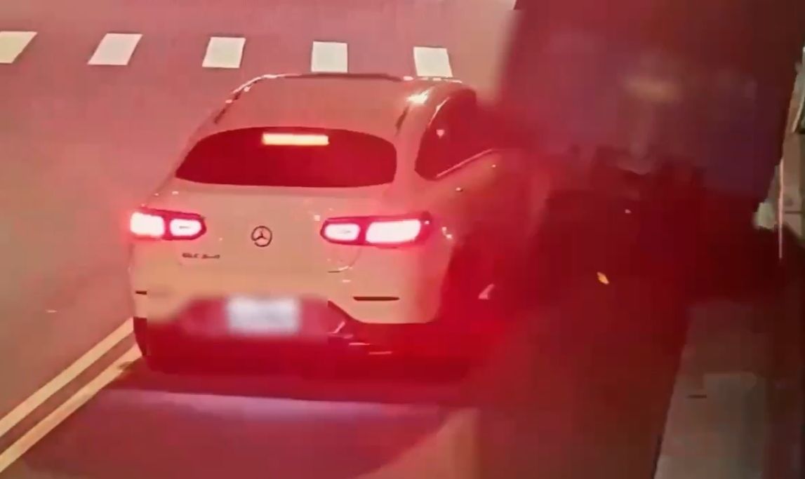 賓士深夜衝撞路邊貨車影像曝 男毒駕被搜出依托咪酯煙彈