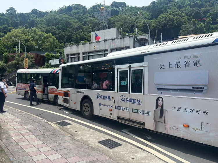 士林區兩公車追撞造成車上8人受傷。翻攝畫面