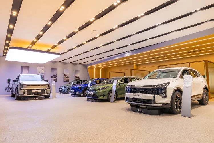 Kia嘉義3S展示服務中心於原址擴建近一倍，總面積達約650坪，室內最多可同時展示8款新世代車型。業者提供