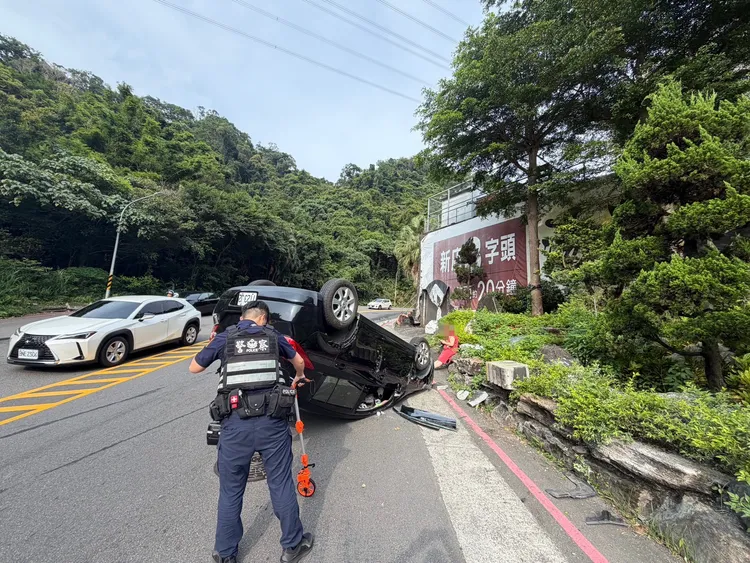 潘女開車送小孩上學後疑似恍神，車輛失控偏移壓到路緣石翻車。翻攝畫面