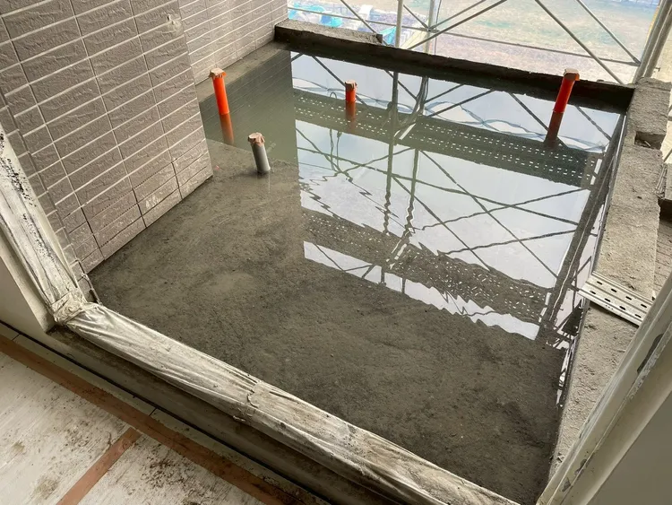 興連城建案著重防水施工，浴室陽台施作3毫米PU(聚氨酯防水塗料)，每戶試水48個小時；屋頂中庭施作5毫米PU，屋頂試水72小時，透過2道防水材加上5公分保護層。興連城提供