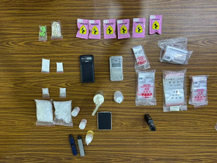 警方從洪男所駕駛車輛上搜初各種毒品。民眾提供