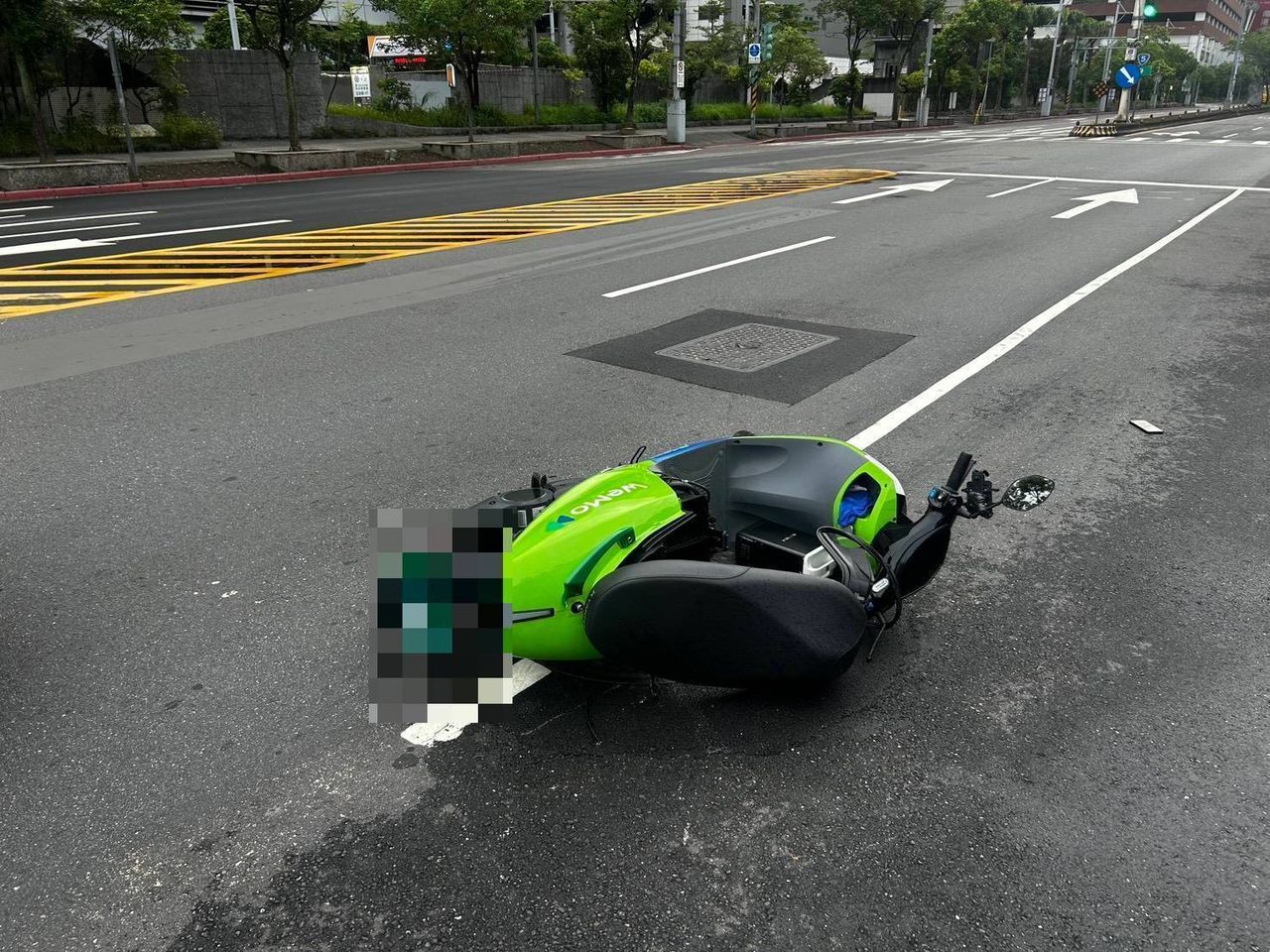 北市清晨死亡車禍!騎士自撞號誌桿倒地...送醫不治